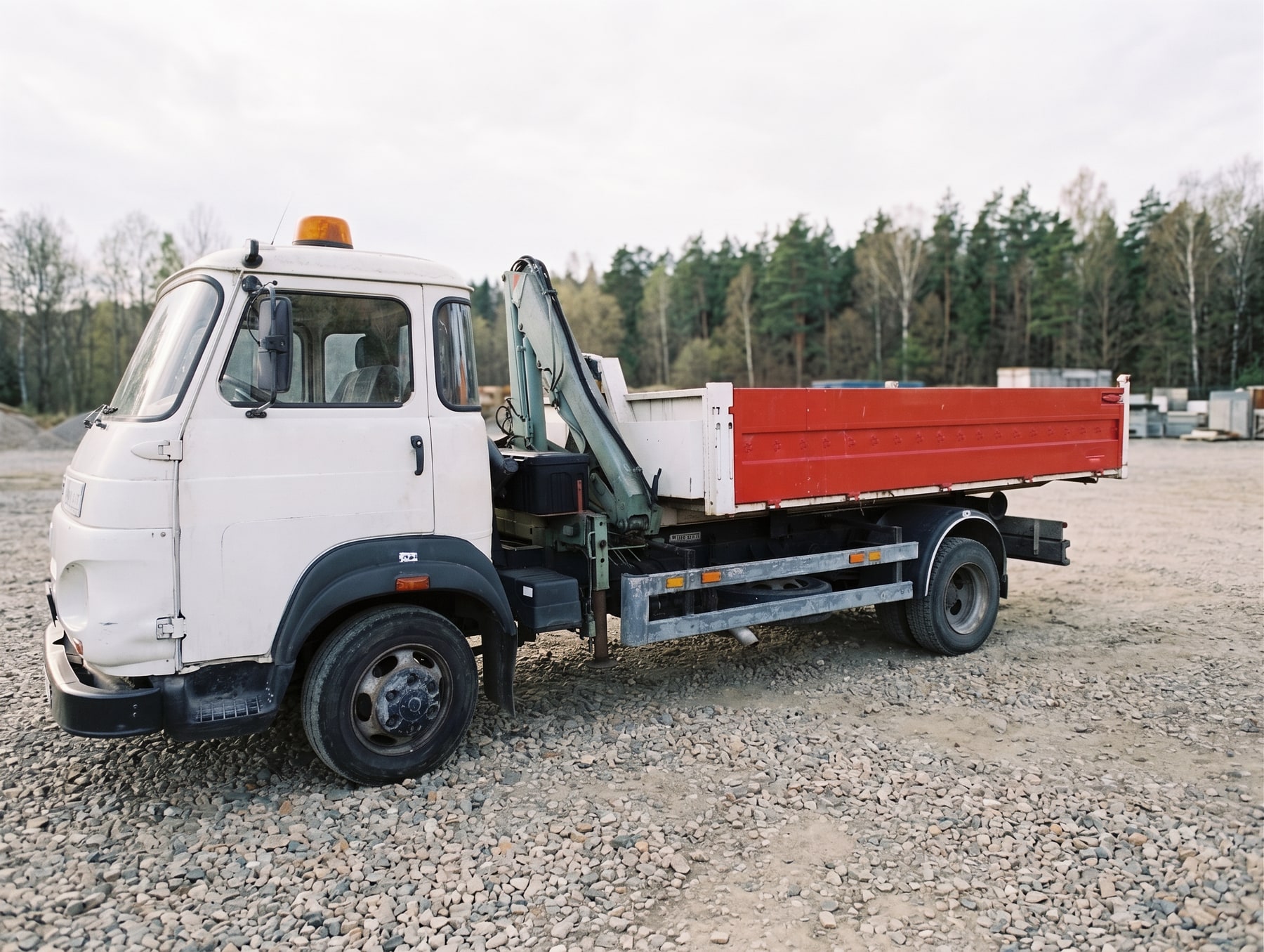 Avia A75, nosič kontejnerů s hydraulickou rukou, naložená materiálem