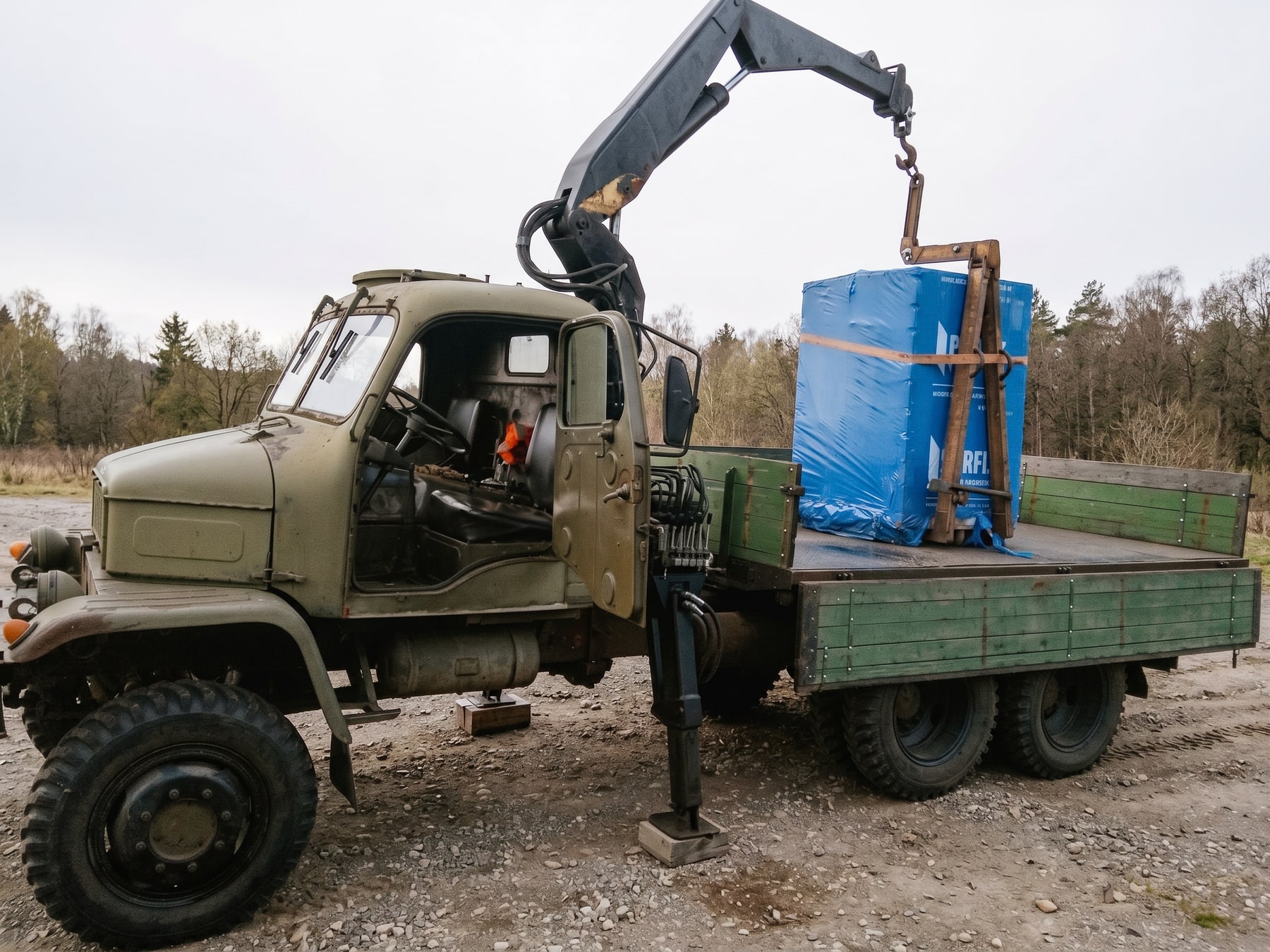 Praga V3S, sklápěč s hydraulickou rukou, při nakládce